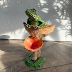 Mantar Üstünde Kurbağa Heykeli