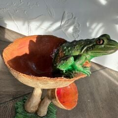 Mantar Üstünde Kurbağa Heykeli