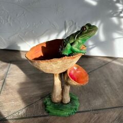 Mantar Üstünde Kurbağa Heykeli