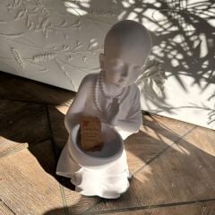 Buda Çocuk Kase Tutan