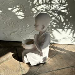 Buda Çocuk Kase Tutan