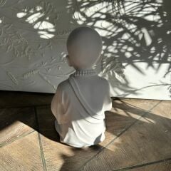 Buda Çocuk Kase Tutan