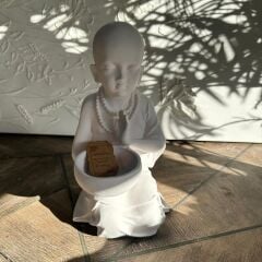 Buda Çocuk Kase Tutan