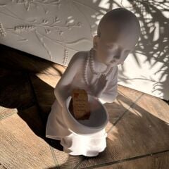 Buda Çocuk Kase Tutan