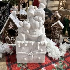 Hediye Kutudu üstünde Noel Baba