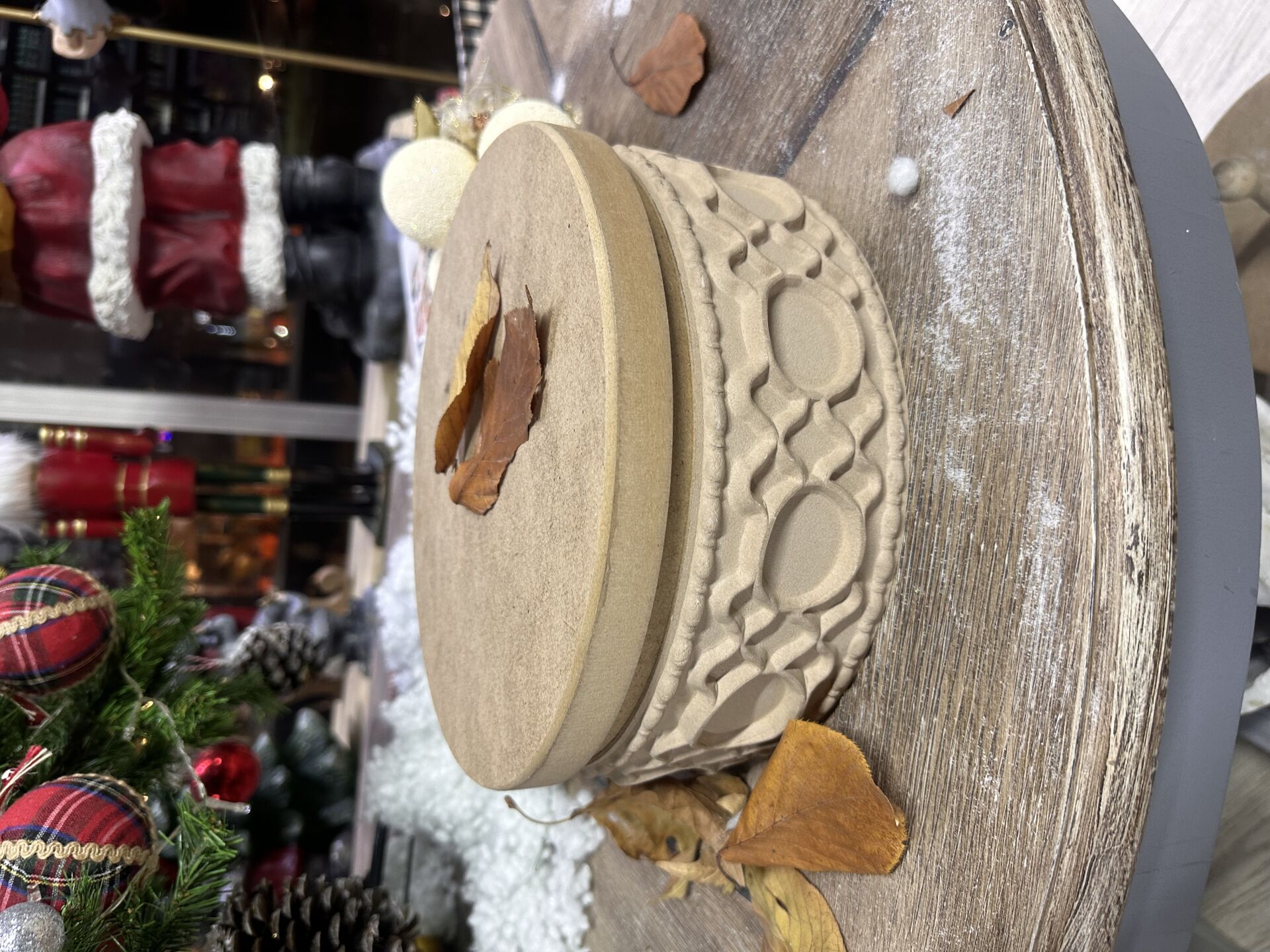 Kabartma Desenli Yuvarlak Kutu Orta