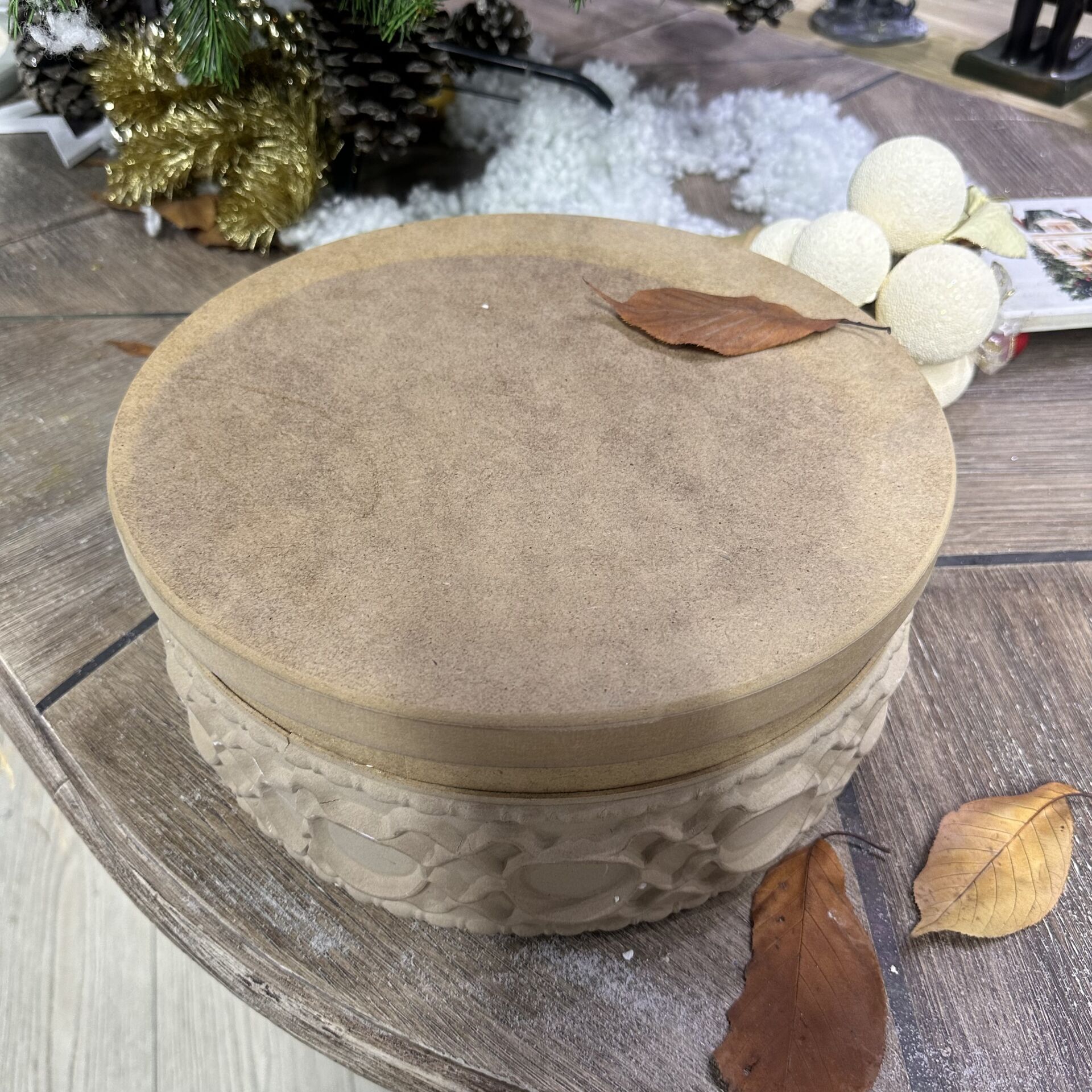 Kabartma Desenli Yuvarlak Kutu Byük