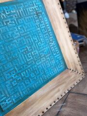 Kufi Tablo Turkuaz Eskitme Altın Detaylı 70x70 cm – Dekoratif Hat Tablosu