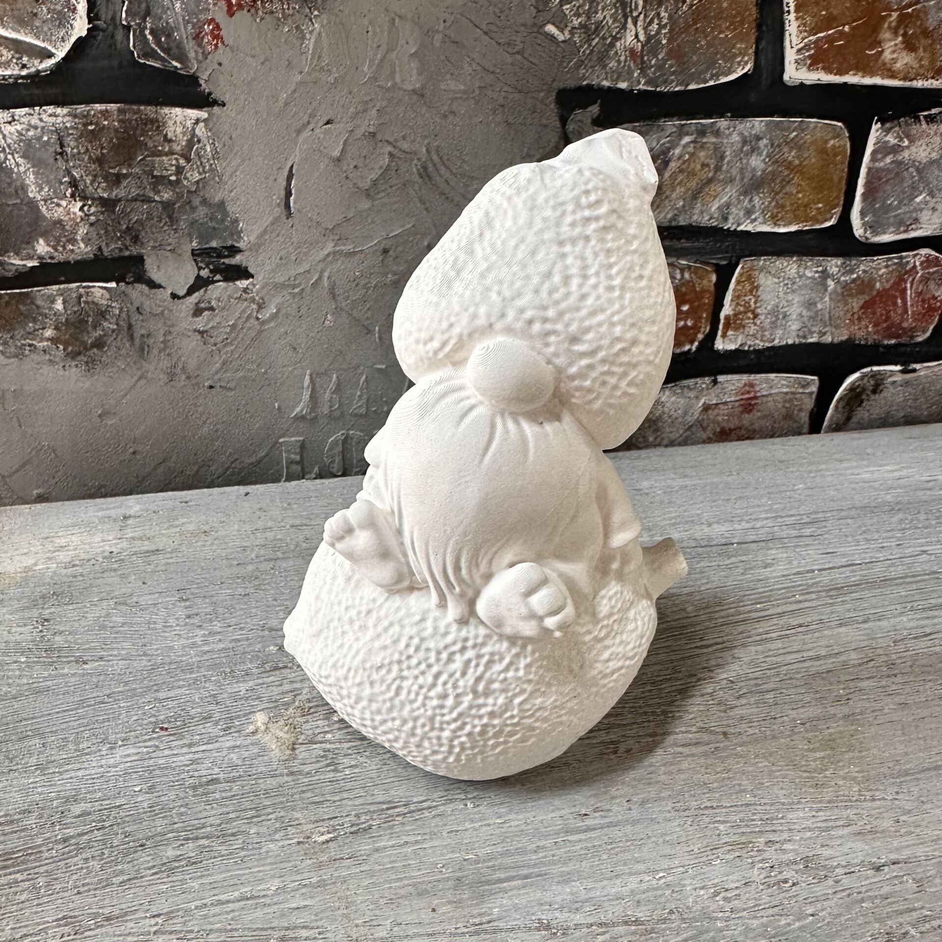 Limon üstünde oturan  Cüce